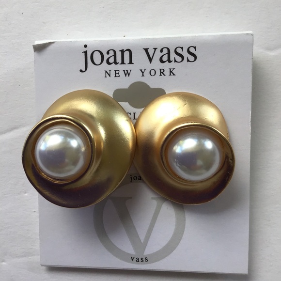 JOAN VASS GOLDTONE FAUX PEARL BUTTON EARRINGS NWT - Picture 1 of 2